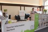 Bild vergr&ouml;&szlig;ern: Innenansicht der Tourist-Information, Raum 25, Rathausplatz 1.