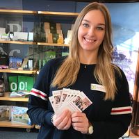 Bild vergr&ouml;&szlig;ern: Maya Regtmeyer, Auszubildende im Tourismusmarketing der Pro Herford, h�lt die letzten Tickets f�r die inszenierte Rathausf�hrung bereit.