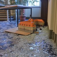 Bild vergr&ouml;&szlig;ern: Das Modell des Rathauses inmitten einem Meer aus Scherben.