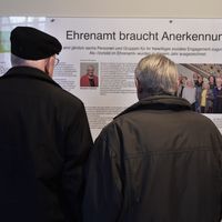 Bild vergr��ern: Ein Jahr lang k�nnen Portraits der Geehrten und Informationen zum Ehrenamt im Flur neben dem kleinen Sitzungssaal im Rathaus angesehen werden.