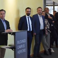 Bild vergr��ern: B�rgermeister Tim K�hler berichtet �ber den Auswahlprozess des Wettbewerbs und die H�rden, die bei der Umgestaltung des Kasernengel�ndes zu bew�ltigen sind.