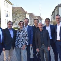 Bild vergr��ern: Von links: SEH-Gesch�ftsf�hrer Norbert Landshut, B�rgermeister Tim K�hler, Barbara Hutter, Stefan Reimann (beide Hutterreimann Landschaftsarchitektur GmbH), Thomas Jarosch, Jens Betcke (beide H�fner/Jim�nez, Betcke und Jarosch Landschaftsarchitektur GmbH), Markus Pieper, Hubertus Sch�fer (Greenbox Landschaftsarchitekten).