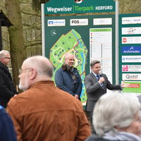 Bild vergr��ern: B�rgermeister Tim K�hler dankt den Betreibern f�r Ihr ausdauerndes Engagement.