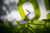 Bild vergr&ouml;&szlig;ern: Fahrrad_vor_Logo