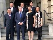 Bild vergr&ouml;&szlig;ern: Tim K�hler mit chinesischen G�sten