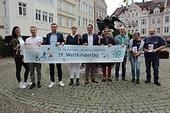 Bild vergr&ouml;&szlig;ern: Maren Wortmann (Das Unikat), Kevin Gebauer, Frank H&ouml;lscher (beide Pro Herford GmbH - Stadtmarketing), Ricarda Spille (Elisabeth-von-der-Pfalz Berufskolleg), Peter Rosenke (AOK Nordwest), Christina Meyer (Sparkasse Herford), Friedel Ahlmeyer (Quartier Radewig e.V.), Bibiana Vendramin sowie Joachim Strasas (beide Recyclingb&ouml;rse Herford) freuen sich auf viele Besucher im Quartier.