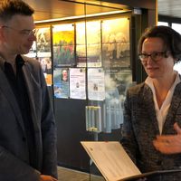 Bild vergr��ern: NRW Ministerin Ina Scharrenbach �bergibt Andreas Kornacki (Kultur gGmbH) einen F�rderbescheid �ber 900.000 Euro