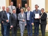 Bild vergr&ouml;&szlig;ern: Gruppenbild mit MRW Ministerin Ina Scharrenbach