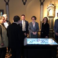 Bild vergr��ern: Museumsleiterin Sonja Langkafel f�hrt die Ministerin und weitere G�ste durch das Museum