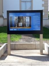 Bild vergr&ouml;&szlig;ern: Infopoint vor Museum