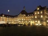 Bild vergr&ouml;&szlig;ern: Rathaus beleuchtet