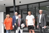 Bild vergr&ouml;&szlig;ern: v.l. Claudia Kampe (St. Vorsitzende TV Elverdissen), Patrick Puls (Beigeord. Dezernat III), Tim K�hler (B�rgermeister), Simon Kampa (Sozialwart TV Elverdissen), Peter B�hm (Beigeord. Dezernat II)