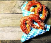 Bild vergr&ouml;&szlig;ern: Oktoberfest concept - pretzels on rustic wood background