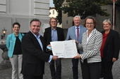 Bild vergr&ouml;&szlig;ern: Ministerin Scharrenbach �bergibt F�rderbescheid
