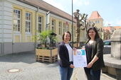 Bild vergr&ouml;&szlig;ern: Bettina Harre und Lisa Kunert mit dem Zertifikat