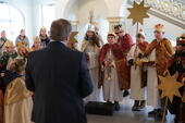 Bild vergr&ouml;&szlig;ern: B�rgermeister Tim K�hler empf�ngt die Sternsinger @Stadt Herford