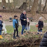 Bild vergr��ern: B�rgermeister Tim K�hler fischt gemeinsam mit Sch�ler*innen der Grundschule Mindener Stra�e eine Chipst�te aus dem Wasser. @Stadt Herford