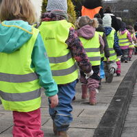 Bild vergr��ern: Die Kinder der Kita Schobeke laufen zu ihrem Einsatzort. @Stadt Herford