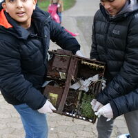 Bild vergr��ern: Zwei Sch�ler der Otto-Hahn-Schule machen eine au�ergew�hnliche Entdeckung - einen alten Rechner. @Stadt Herford