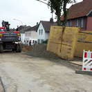 Bild vergr��ern: In den n�chsten Tagen wird der Kanal nun von der Wiesestr. Richtung Kastanienallee gelegt und miteinander verbunden.