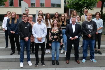 Bild vergr&ouml;&szlig;ern: Neue Azubis bei der Stadt