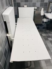 Bild vergr&ouml;&szlig;ern: Neue Wickelliege in der Behindertentoilette in der Markthalle