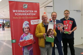 Bild vergr&ouml;&szlig;ern: v.l. Friedhelm Wizenti (Ev. Freikirchliche Gemeinde Herford), J�rn Uwe Wolff (Sprachkasse Bereichsdirektor Privatkunden) und Bernhard Gr�n (Jugendpastor Ev. Freikirchliche Gemeinde Herford)