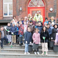 Bild vergr��ern: Leiterin Simon� Schnasse und der zweite stellvertretende B�rgermeister Thomas Bischoff mit einigen Kindern der Wilhelm-Oberhaus-Schule.