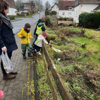 Bild vergr��ern: Kita-Kinder der Kita Ottelau sammeln flei�ig M�ll.