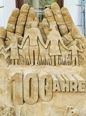 Bild vergr&ouml;&szlig;ern: 100 Jahre Jugendamt Sandskulptur