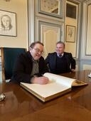 Bild vergr&ouml;&szlig;ern: Gustav Peter W�hler tr�gt sich ins Goldene Buch der Stadt ein