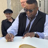 Bild vergr��ern: Goldene Buch: K�nstle Isaac Julien tr�gt sich ins Goldene Buch der Stadt ein.