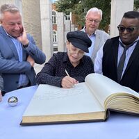 Bild vergr��ern: Goldene Buch: drei Eintr�ge auf einmal