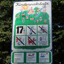 Bild vergr��ern: Spielplatzschild mit Notruf