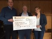Bild vergr&ouml;&szlig;ern: Uwe L&uuml;ck (Stadtwerke Herford) und Laetitia M&uuml;ller (Klimaschutzmanagerin Hansestadt Herford) &uuml;berreichen Heinz B&uuml;ttner (Mitte) den Scheck &uuml;ber 600 Euro