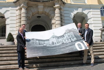 Bild vergr&ouml;&szlig;ern: 100_Jahre_Rathaus - Sommerfest