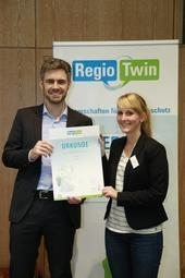 Bild vergr&ouml;&szlig;ern: RegioTwin Urkunden&uuml;bergabe: Tobias Brenner (BMUB) und Laetitia M&uuml;ller (Hansestadt Herford)