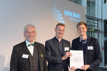 Bild vergr&ouml;&szlig;ern: 1. Preis Studentenwettbewerb NRW.BANK - v.l.: Dr. Uwe G&uuml;nther, stellvertretender Juryvorsitzender mit den Preistr&auml;gern Daniel Richter und Hendrik Verh&uuml;lsedonk