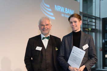 Bild vergr&ouml;&szlig;ern: 2. Preis Studentenwettbewerb - v.l.: Dr. Uwe G&uuml;nther, stellvertretender Juryvorsitzender mit dem Preistr&auml;ger Jan Philipp Kr&uuml;ger