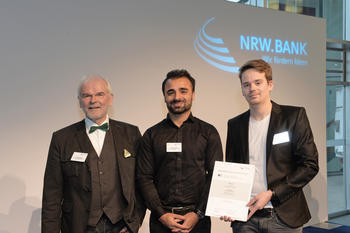 Bild vergr&ouml;&szlig;ern: Ankauf Studentenwettbewerb NRW.BANK - v.l.: Dr. Uwe G&uuml;nther, stellvertretender Juryvorsitzender mit den Preistr&auml;gern Reshad Wahabzada und Jan Kl&uuml;nker
