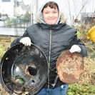 Bild vergr��ern: Lian findet Grillschalen (2)