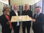 Bild vergr&ouml;&szlig;ern: Schulleiterin Rita Kl�tzer, die Architekten Joachim Cornelius und Rainer Wennemar (Werk 9) und B�rgermeister Tim K�hler