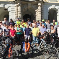 Bild vergr��ern: Auftakt am Rathaus: Sommerradtour 2018