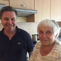 Bild vergr��ern: B�rgermeister K�hler mit Ruth Bittner (100 Jahre alt)