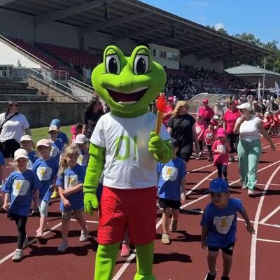 Bild vergr&ouml;&szlig;ern: @Stadt Herford Mit Maskottchen Froggy an ihrer Seite ging es f�r die Kinder voller Freude durch den sportlichen Tag.