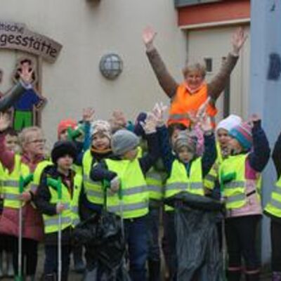 Bild vergrößern: Mllsammelaktion_Maiwiese_2023_2